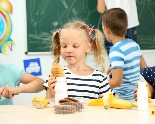 Schattige kinderen op lunch moment — Stockfoto