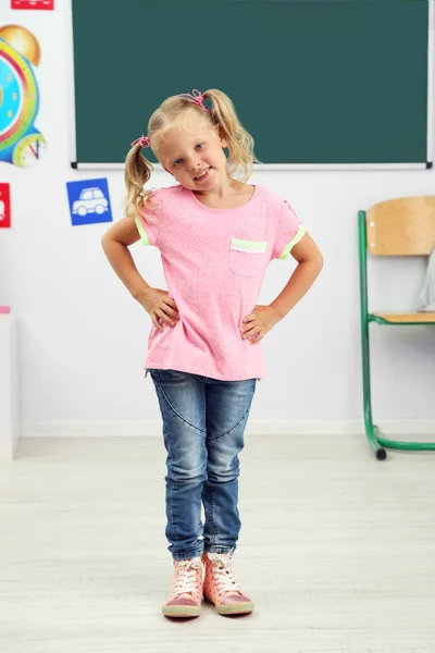 Chica encantadora en el aula — Foto de Stock