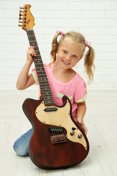 Niña tocando la guitarra — Foto de Stock