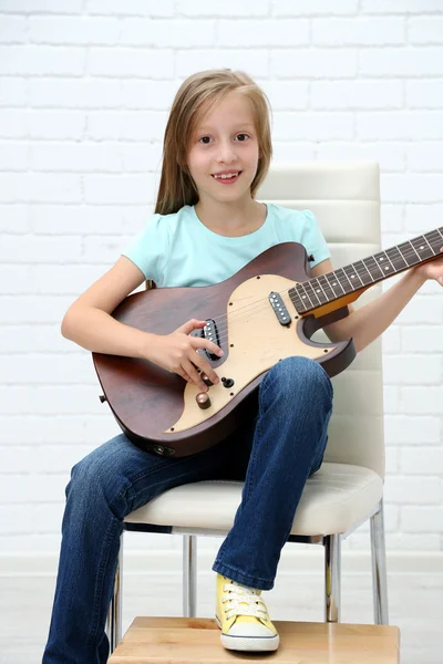 Mała dziewczynka gra na gitarze — Zdjęcie stockowe