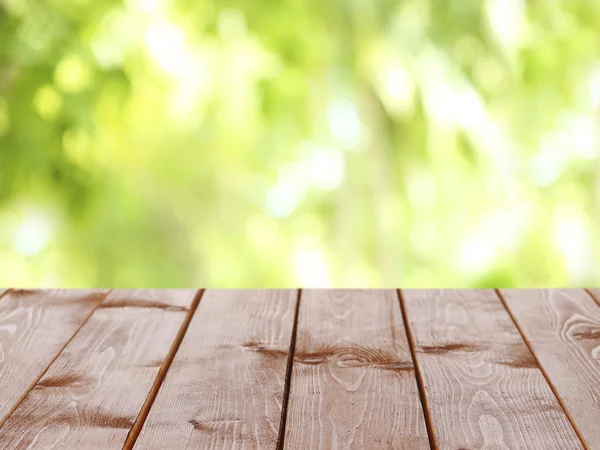Tabel kayu dengan latar belakang kabur abstrak — Stok Foto