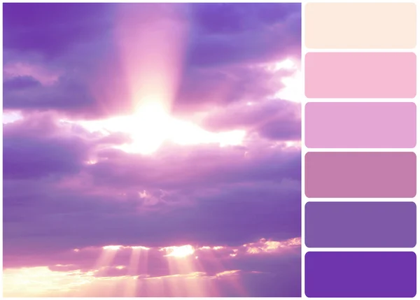 Ciel lilas avec lumière ensoleillée et palette de couleurs — Photo