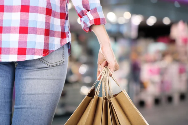 Ženské hand nakupování papírové tašky na trhu — Stock fotografie