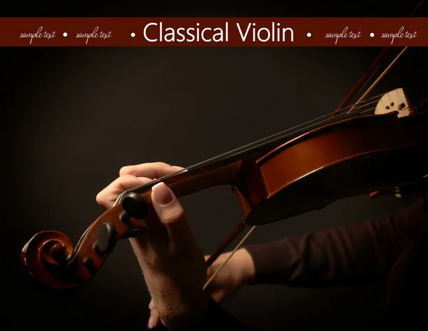 Violinist playing violin on dark background — Stock Photo, Image