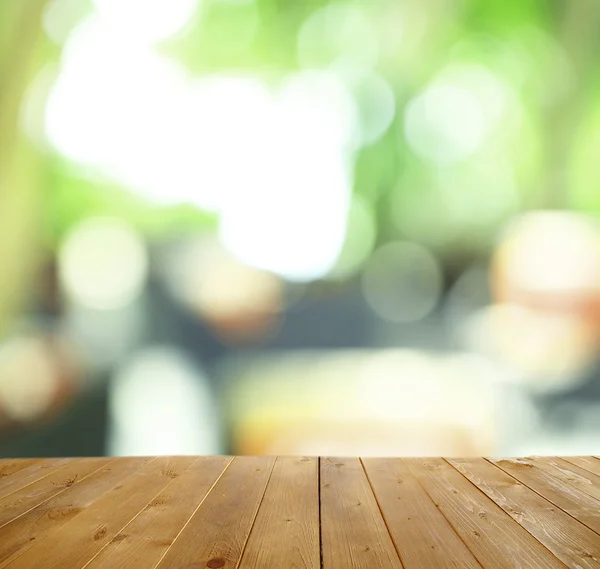 Table en bois avec fond flou abstrait — Photo