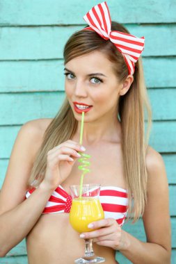 Renk ahşap arka plan üzerinde kokteyl ile gülümsemek güzel kızla