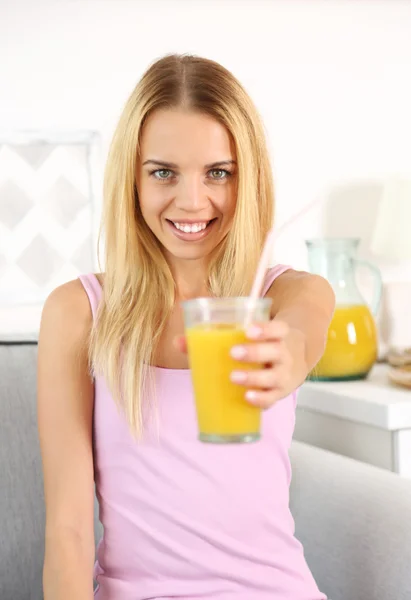 Ung vacker kvinna med färsk juice — Stockfoto