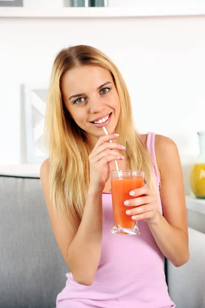Unga vackra kvinnan dricker färsk juice — Stockfoto