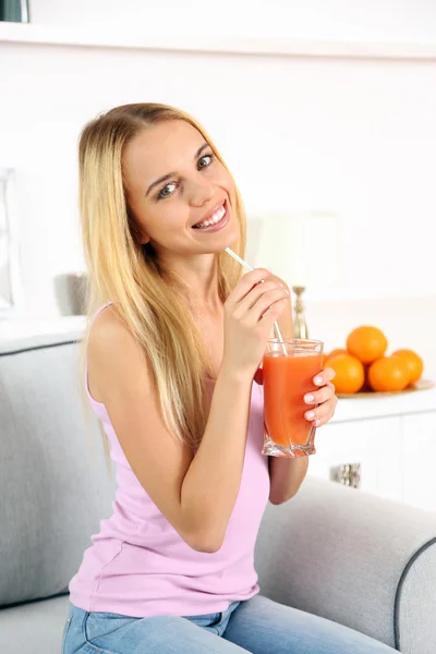 Joven hermosa mujer bebiendo jugo fresco —  Fotos de Stock