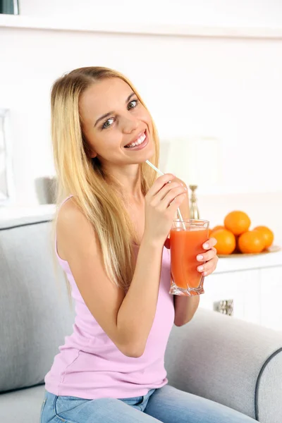 Giovane bella donna che beve succo fresco — Foto Stock