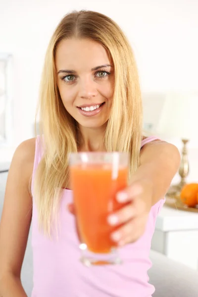 Mulher bonita nova com suco fresco — Fotografia de Stock