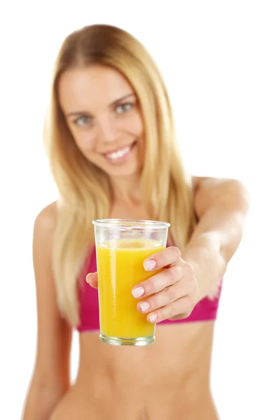 Jeune belle femme avec un verre de jus d'orange frais, isolé sur blanc — Photo
