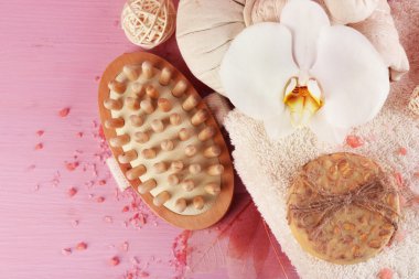 Güzel Çiçeklenme ile natürmort orkide çiçek, kaplıca tedavisi ve çakıl, renk ahşap arka plan üzerinde