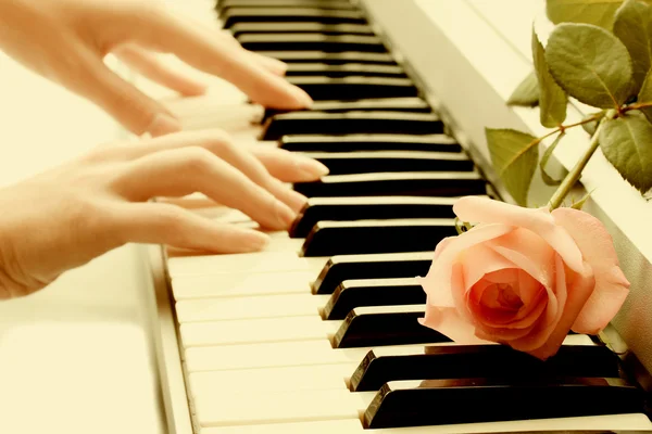 Hands of woman playing synthesizer — Stock Photo, Image