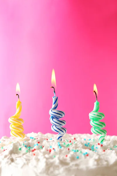 Bolo de aniversário com velas no fundo de cor — Fotografia de Stock