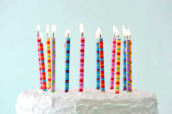 Tarta de cumpleaños con velas sobre fondo claro —  Fotos de Stock