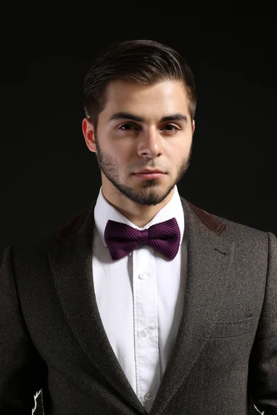 Elegante hombre de traje sobre fondo oscuro —  Fotos de Stock