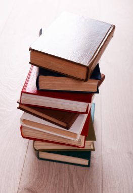Ahşap zemin üzerine kitap yığını