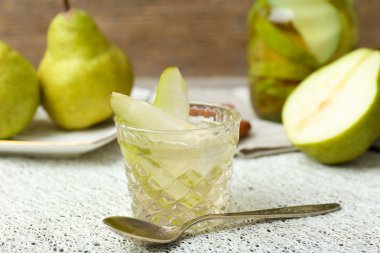 armut suyu masada taze meyve ile yakın çekim