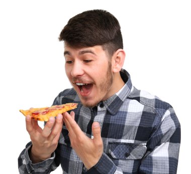 Genç adam yeme parça pizza üzerinde beyaz izole