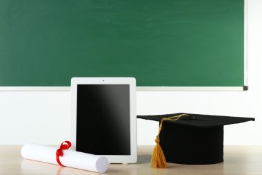 Mezuniyet kap tablet ve diploma tablo sınıfı