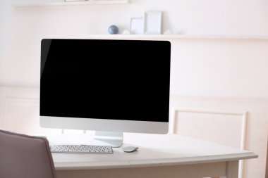 Çalışma alanı ile oda içinde bilgisayar