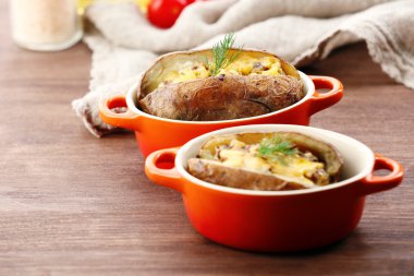 Fırında patates peynir ve mantar tablo ile yakın çekim