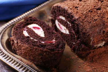 Masada krema ve çilek ile Çikolatalı rulo yakın çekim