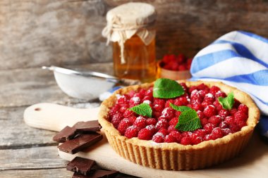 Ahşap arka plan üzerinde taze ahududu ile tart