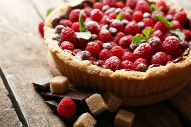 Ahşap arka plan üzerinde taze ahududu ile tart