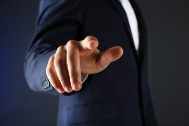 Takım Puan koyu arka plan üzerinde bir şey üzerinde işadamı