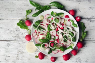 Taze sebze salatası, masaya yakın.