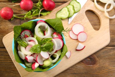 Taze sebze salatası, masaya yakın.