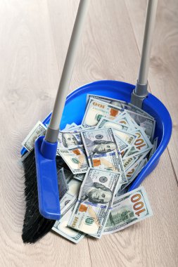 Süpürge dolar kepçe ahşap zemin, yakın çekim