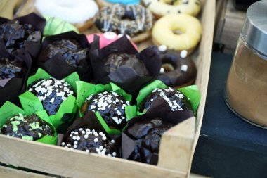 Sandık içinde farklı tatlı kek yakın çekim