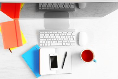 Ofis işyeri ile modern bilgisayar, üstten görünüm