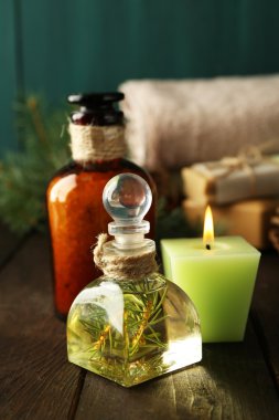 Esans çam, ahşap arka plan üzerinde çam özü ve spa tedavileri ile banyo tuzu