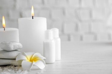 Ahşap masada güzel bir spa kompozisyonu