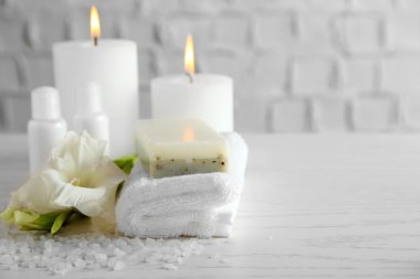 Ahşap masada güzel bir spa kompozisyonu