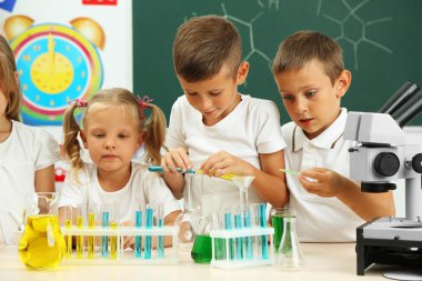 Kimya dersinde şirin öğrenciler