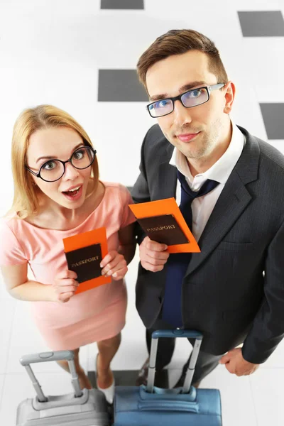 Couple drôle avec valises sur fond clair — Photo