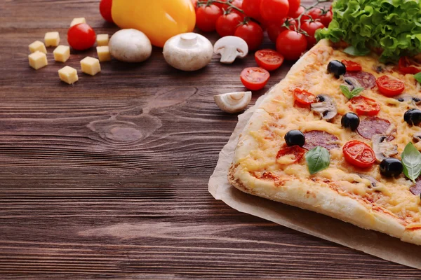 Läcker hemlagad pizza på tabell närbild — Stockfoto