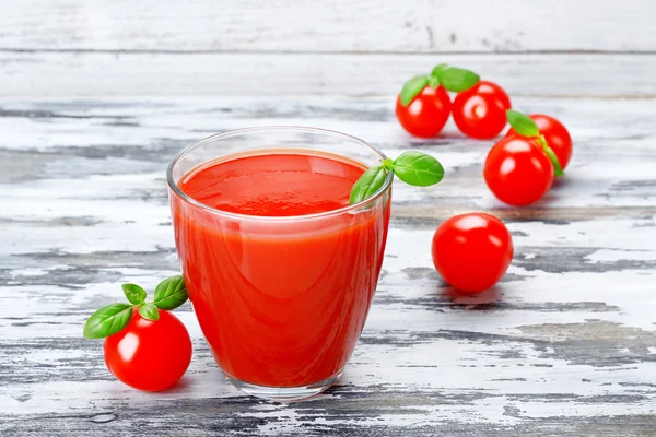 Glas Tomatensaft mit Gemüse auf Holzgrund — Stockfoto