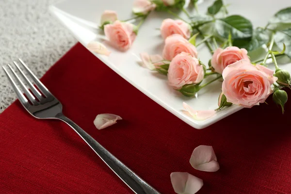 Vajilla con flores en la mesa de cerca —  Fotos de Stock