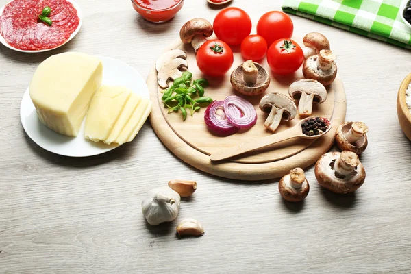 Ingredienti per cucinare la pizza su fondo tavola in legno — Foto Stock