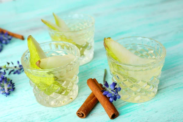 Jugo de pera con frutas frescas en la mesa de cerca — Foto de Stock