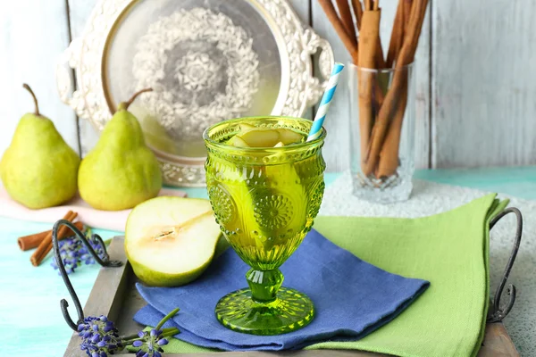 PEAR SAP met vers fruit op tafel close-up — Stockfoto