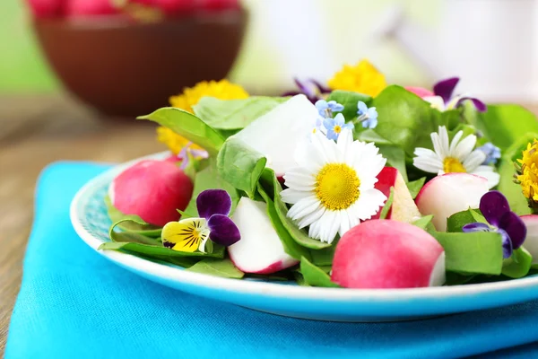 Salade bio légère aux fleurs, gros plan — Photo