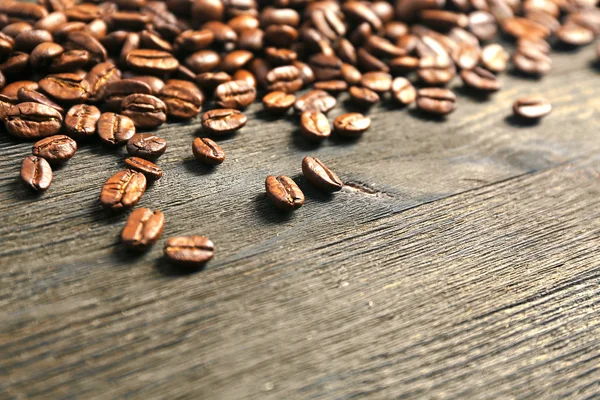 Chicchi di caffè su sfondo di legno — Foto Stock