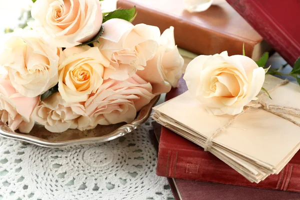 Roses fraîches avec vieux livre et lettres sur fond de table en bois de couleur. Concept vintage — Photo